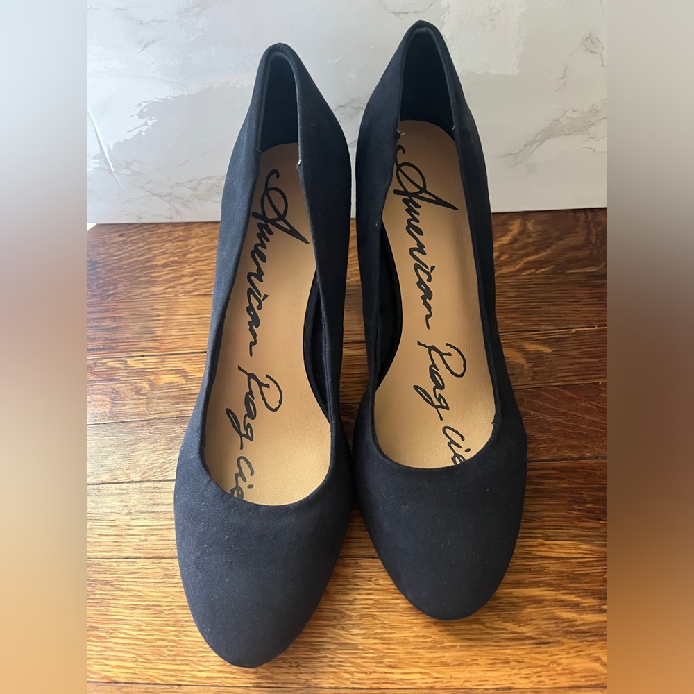 NWOT American Rag navy blue suede heels in size 9